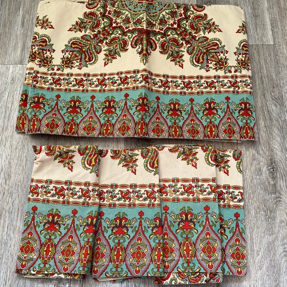 Pottery Barn set of 4 napkins and 4 placemats - Picture 3 of 4